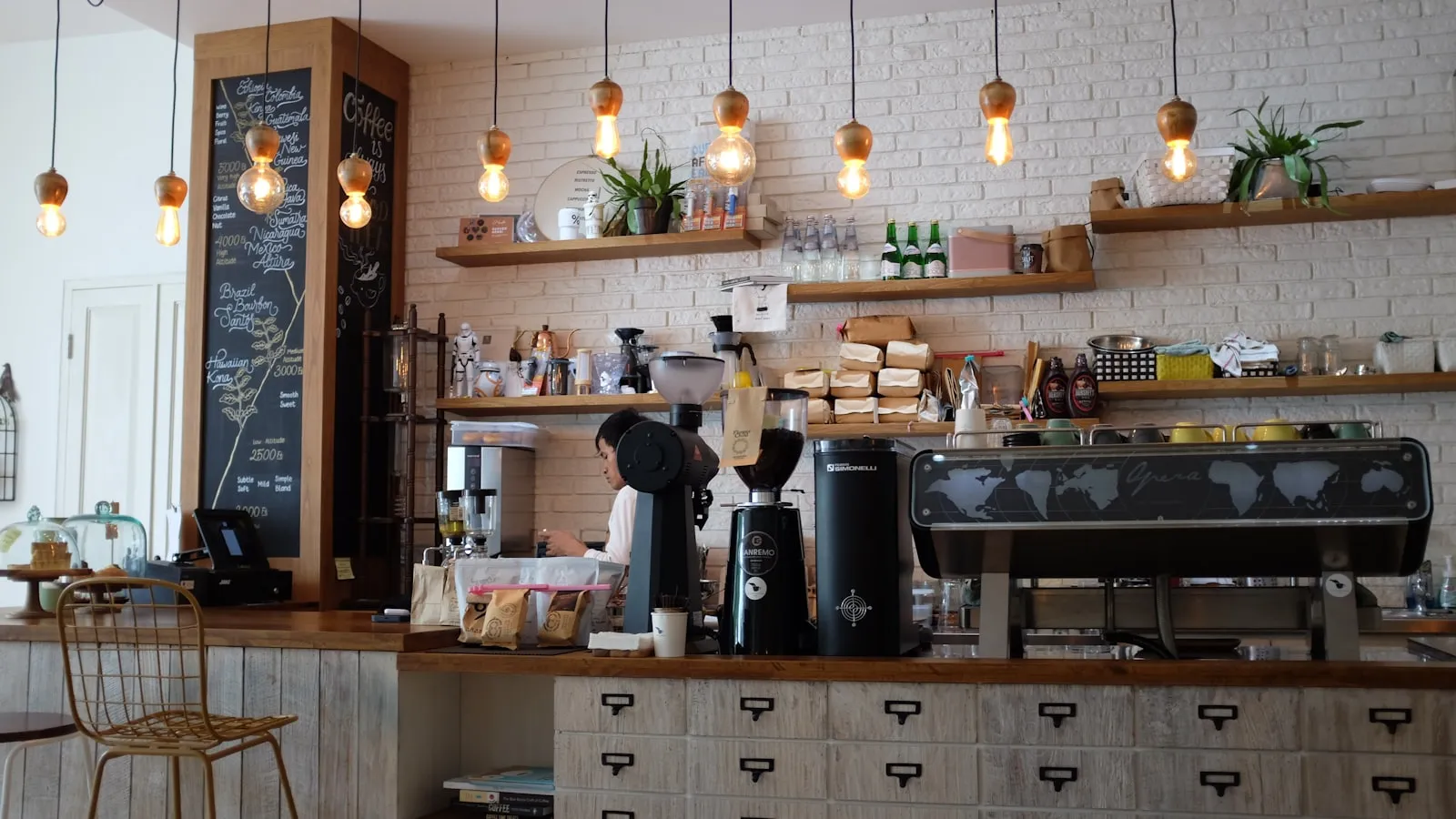 Tejgheaua cafenelei, cărămidă albă și lumină blândă
